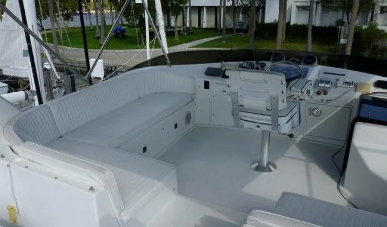 48 Ocean Flybridge - helm seating