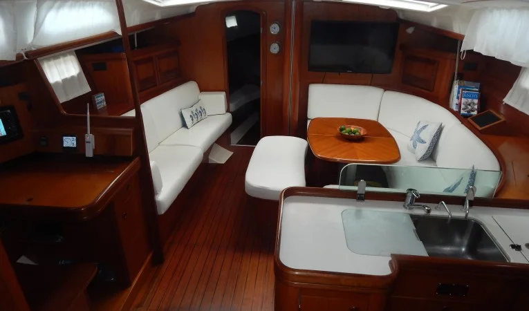 47 Beneteau Main Salon