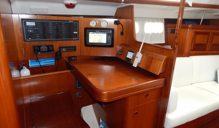 47 Beneteau Nav Station