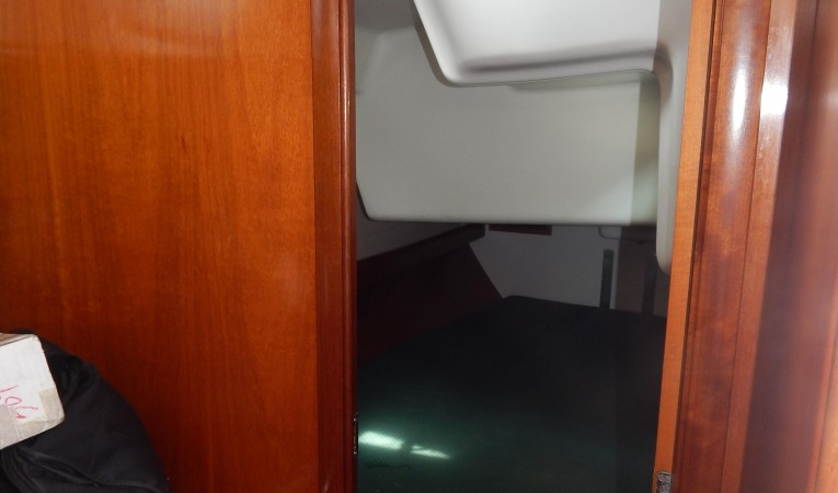 47 Beneteau Entrance to Aft cabin