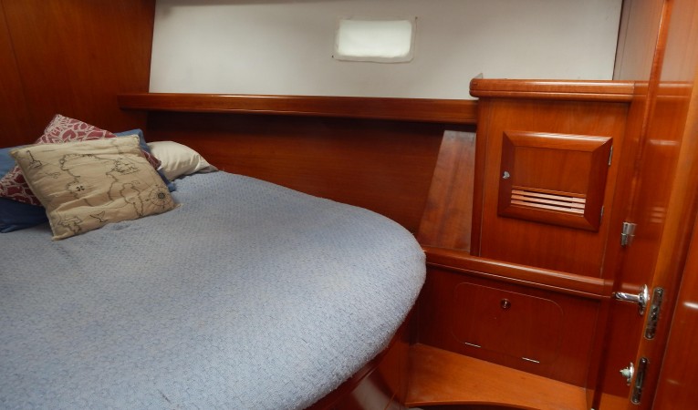 47 Beneteau Forward cabin-2