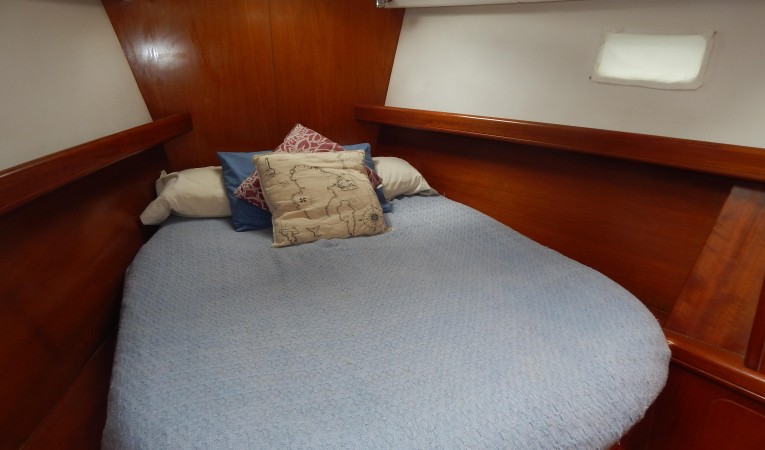 47 Beneteau Forward cabin-4
