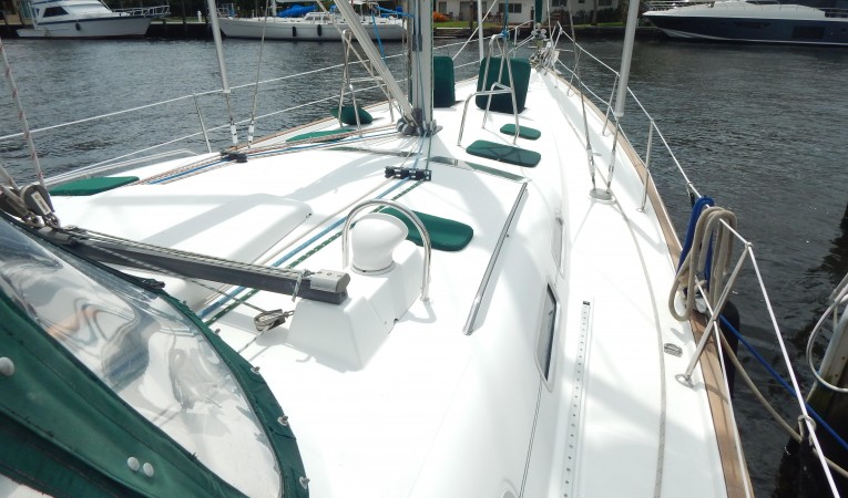 47 Beneteau Fore deck
