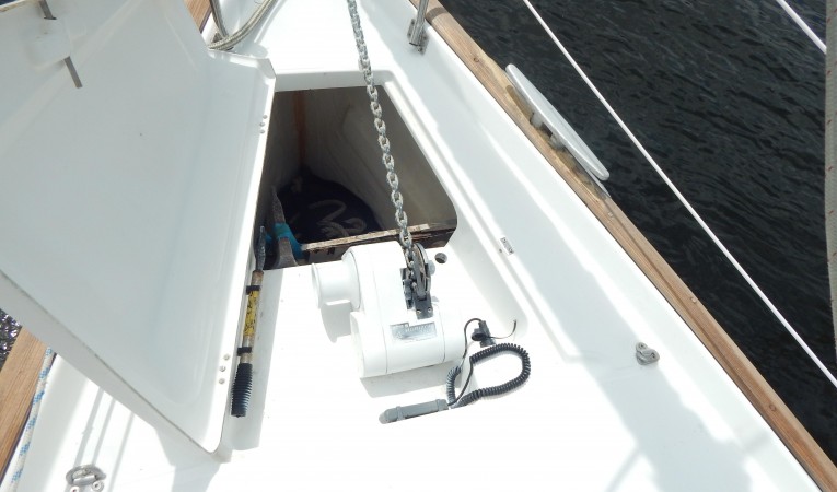 47 Beneteau Chain locker-Windlass