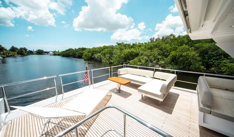 72 Azimut L-Shaped Seating On Fly