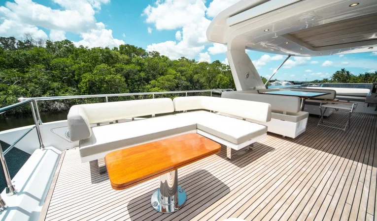 72 Azimut Flybridge Seating