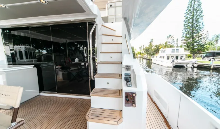 72 Azimut Flybridge Steps