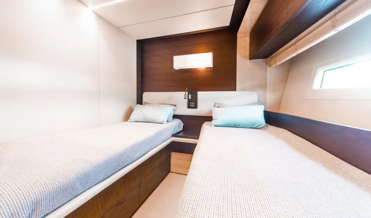 72 Azimut Guest Stateroom (2)