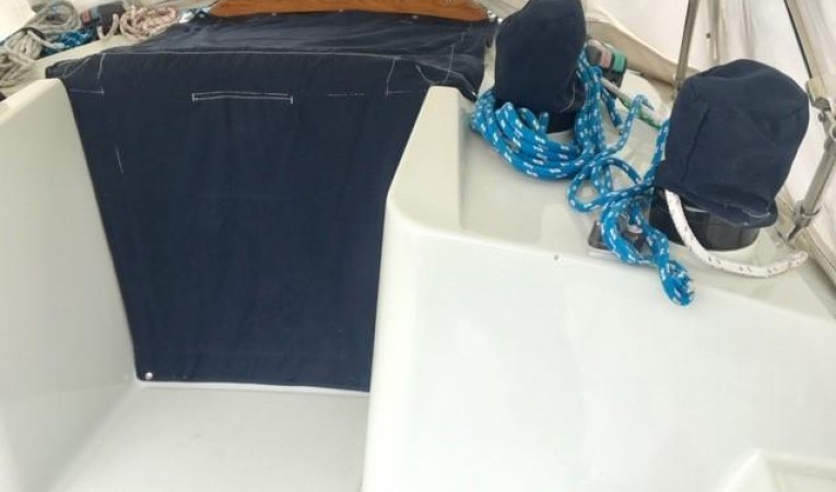 38 Ericson Companionway