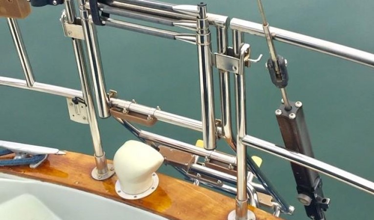 38 Ericson Stern boarding ladder, hydraulic backstay