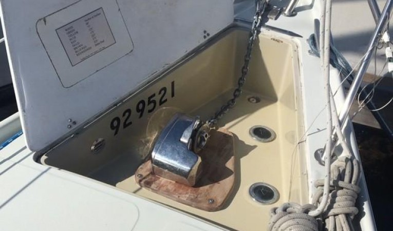 38 Ericson Below deck windlass