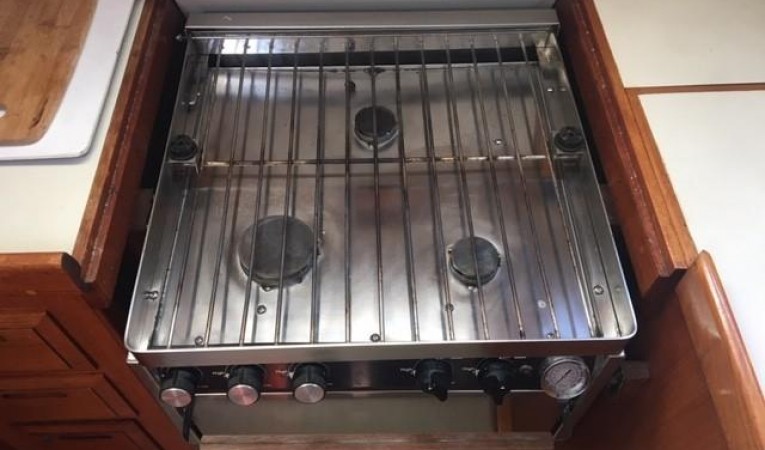 38 Ericson Force 10 Stove