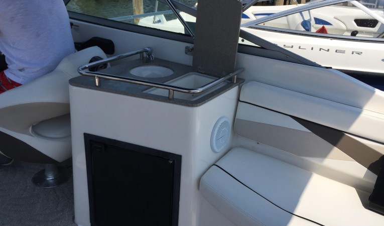 28 Rinker Wet bar/Refrigerator