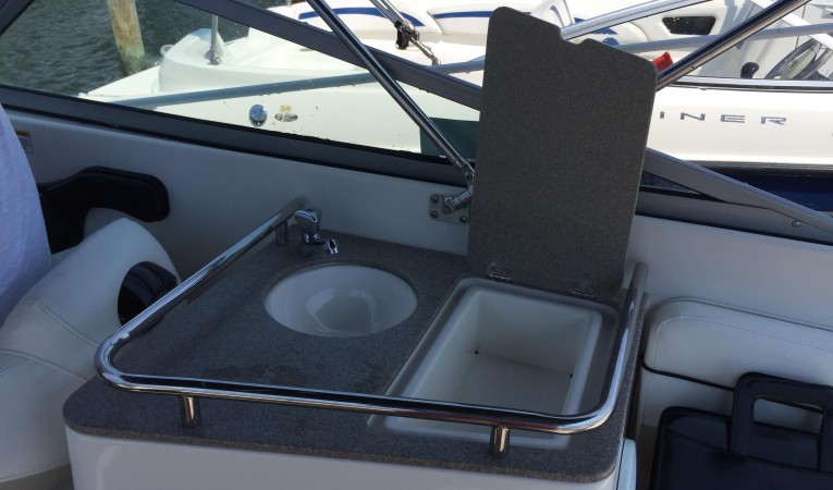 28 Rinker Wet bar/Refrigerator