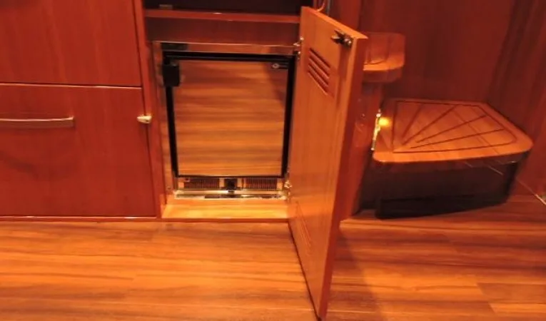 63 Riviera Salon Ice Maker