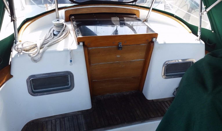 38 Cabo Rico Cockpit entrance