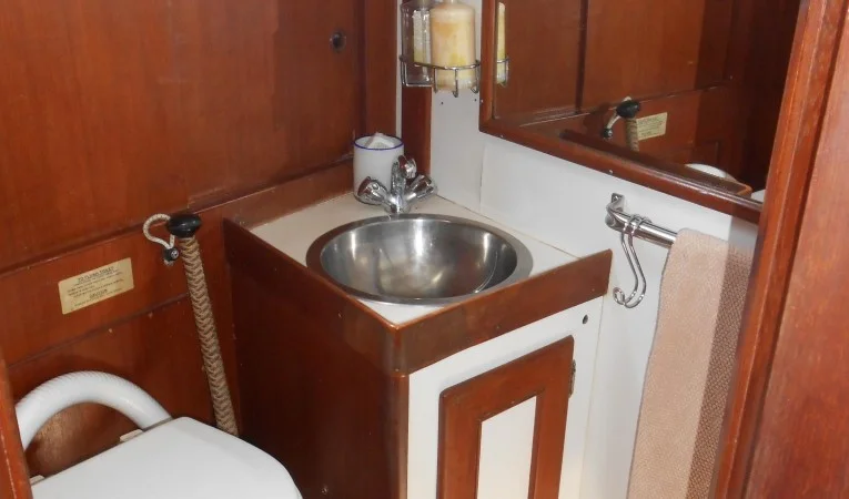 44 Kelly Peterson Aft head