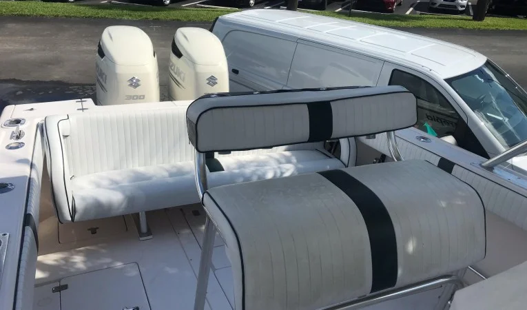 32 Intrepid Leaning post (with storage)