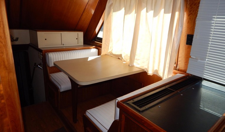 60 Hatteras Dinette