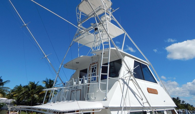 60 Hatteras Enclosed Bridge