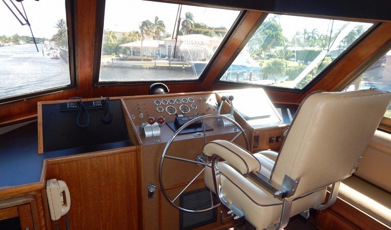 60 Hatteras EB Helm