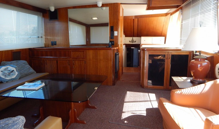 60 Hatteras Salon Fwd