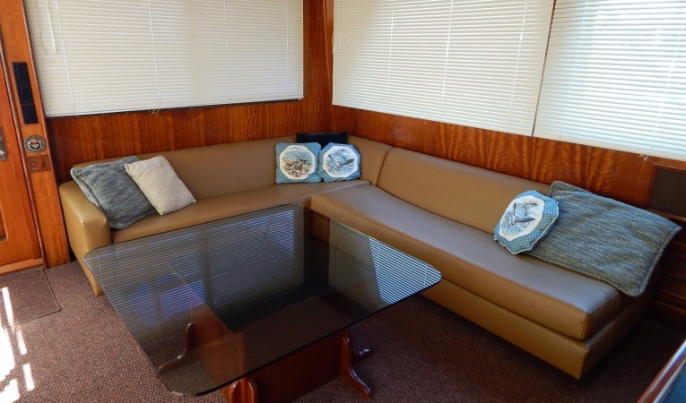 60 Hatteras Salon Port