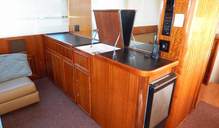 60 Hatteras Wet Bar