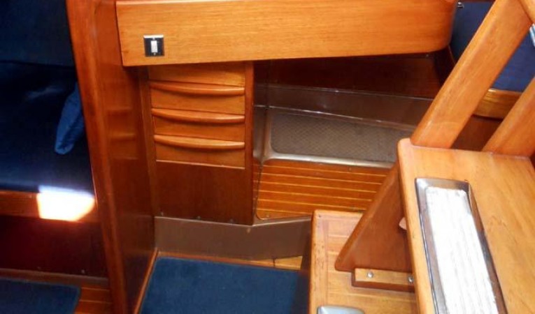 37 Nautor Swan Chart table