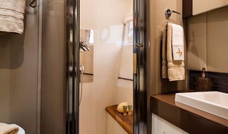 52 Carver Guest head