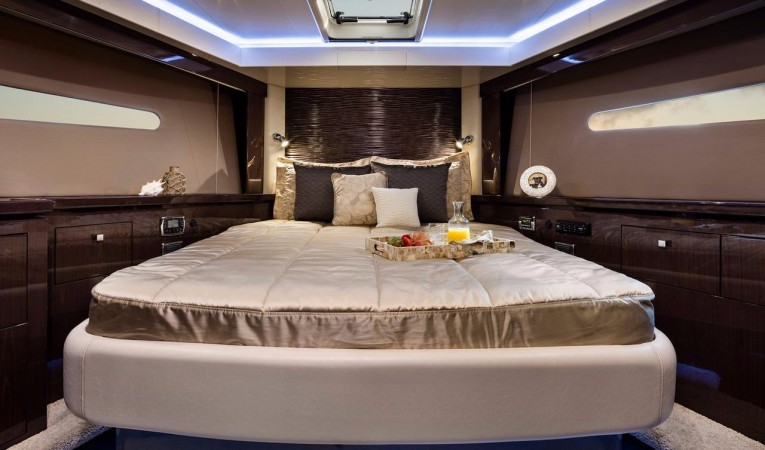 52 Carver VIP stateroom