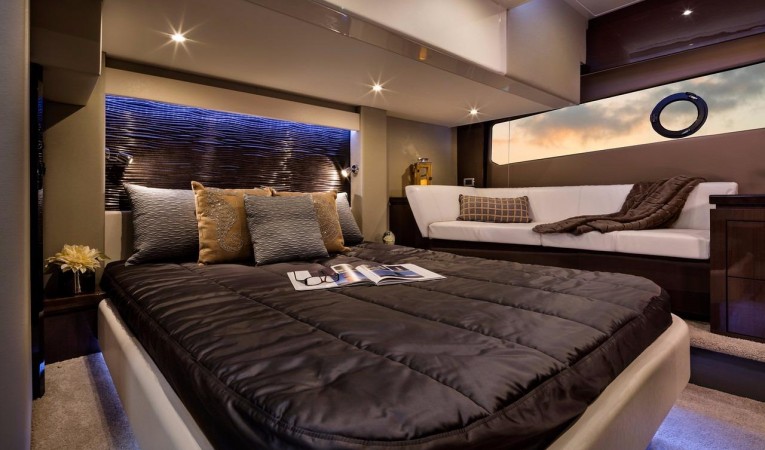 52 Carver Master stateroom