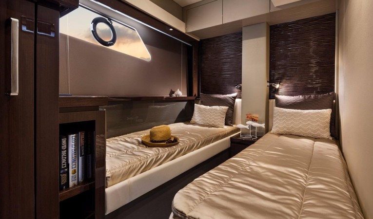 52 Carver Guest stateroom