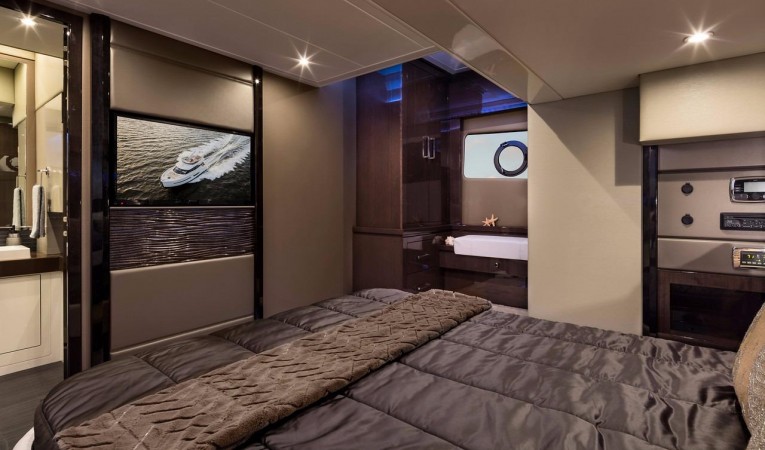 52 Carver Master stateroom