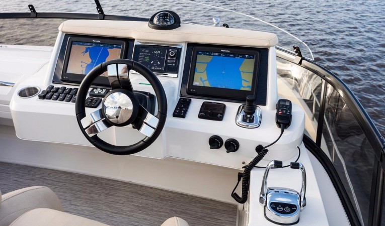 52 Carver Flybridge helm