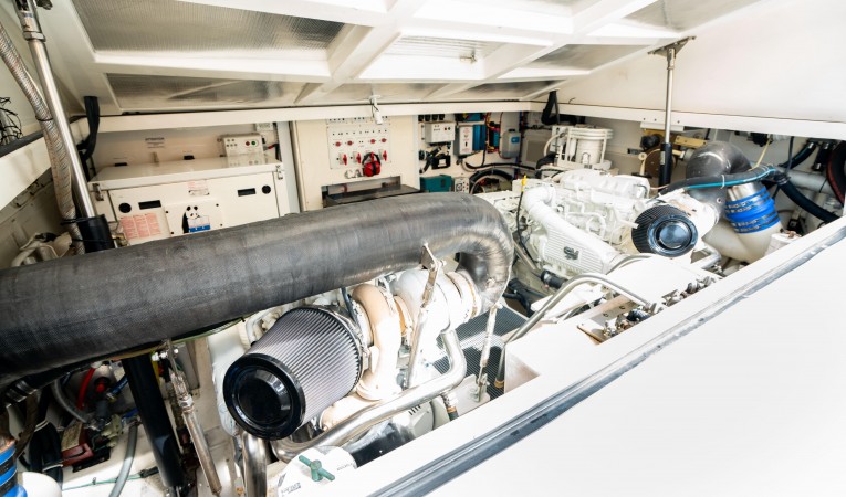 40 Cabo Engine Room 1