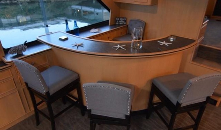58 Cooper Yachts Salon- Bar
