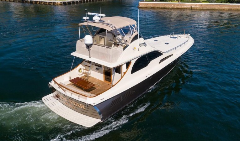 52 Midnight Lace Starboard Stern