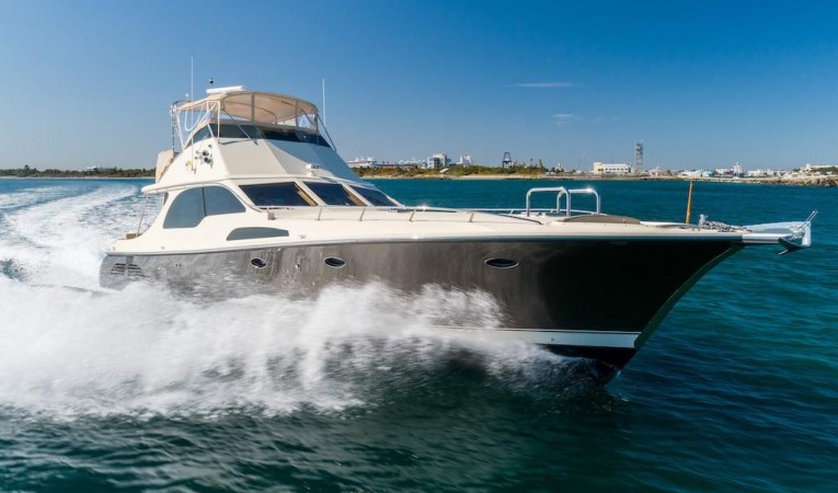 52 Midnight Lace Starboard Bow Underway