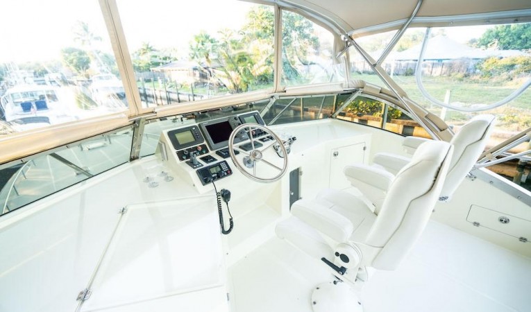 52 Midnight Lace Flybridge Helm Station