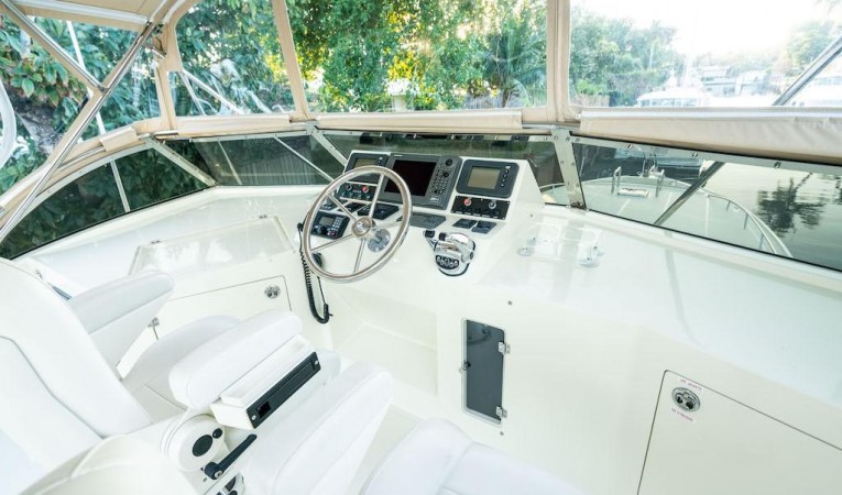 52 Midnight Lace Flybridge Helm Station