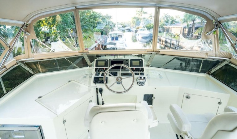 52 Midnight Lace Flybridge Helm Station