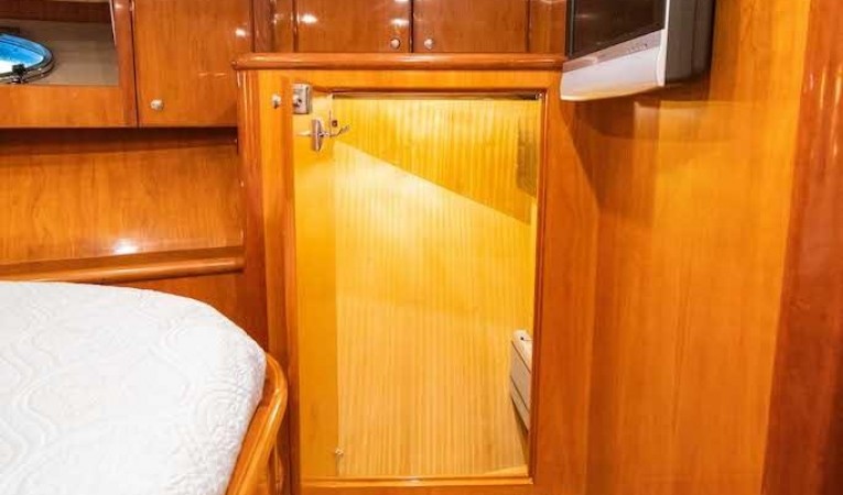 52 Midnight Lace VIP Starboard Closet