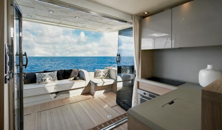 50 Beneteau Full Salon with opening doors