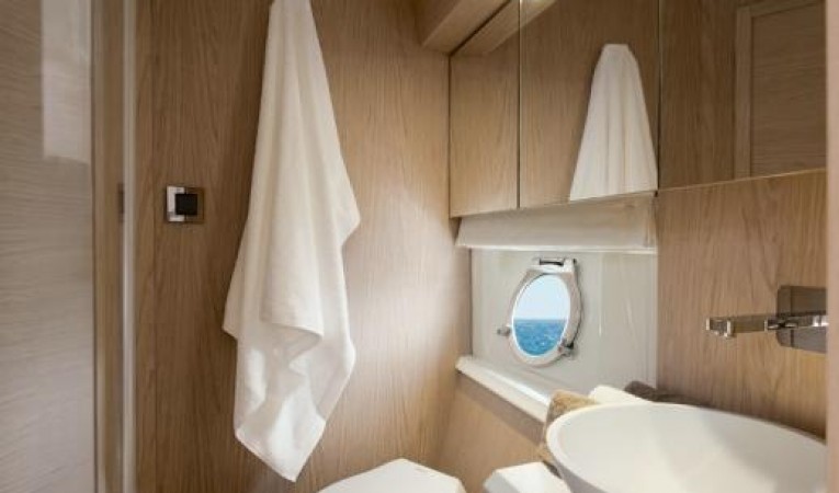 50 Beneteau VIP Guest Head/Day Head