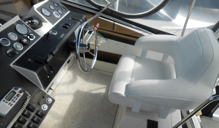 32 Carver Cushioned Captain Chair