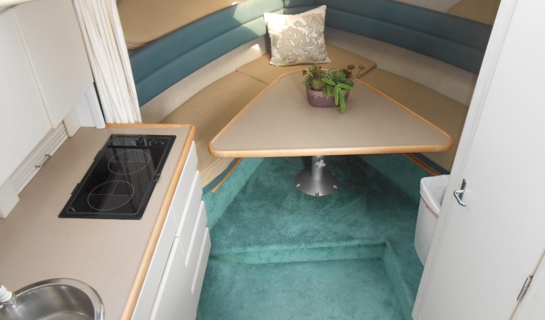 32 Carver V-Berth / Table