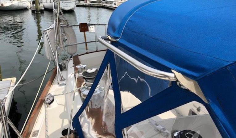 38 Sabre Dodger has stainless handrails on both sides