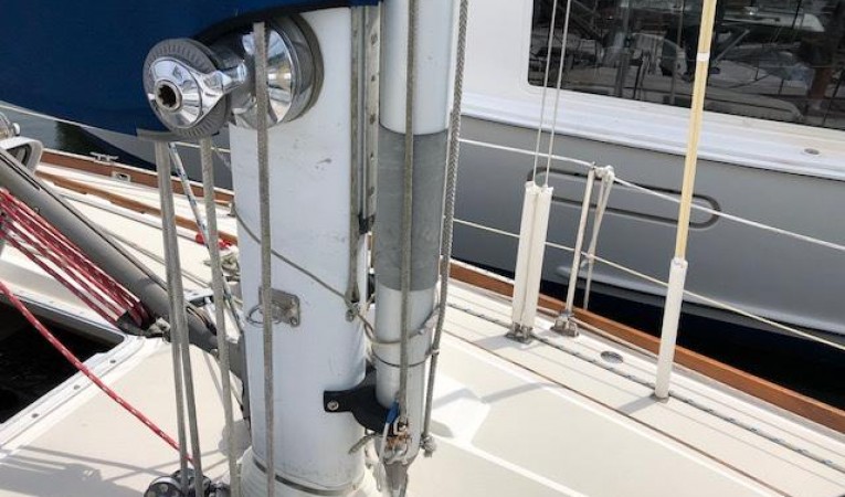 38 Sabre Whisker pole stored on the mast