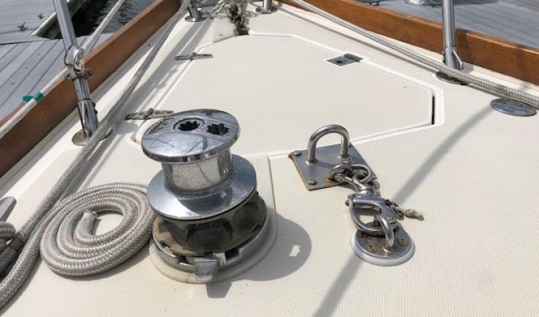 38 Sabre Manual anchor windlass
